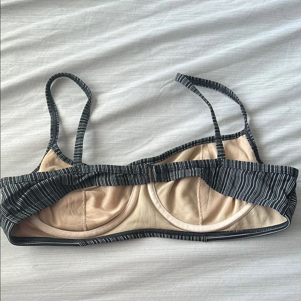 EUC Striped Black and White Wired Bikini Top 🌙 - Picture 4 of 4